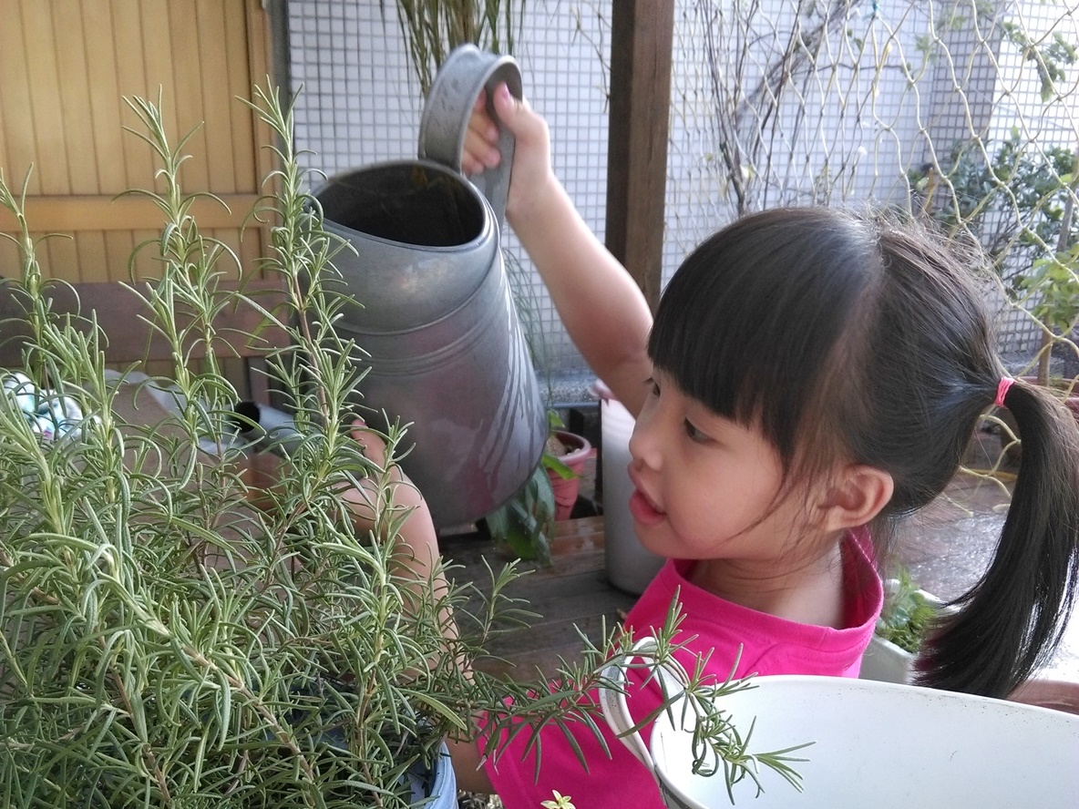 譬如我們讓小孩子多接觸大自然，種種花草，照顧貓狗，可能比直接講道理會更能夠被接受。